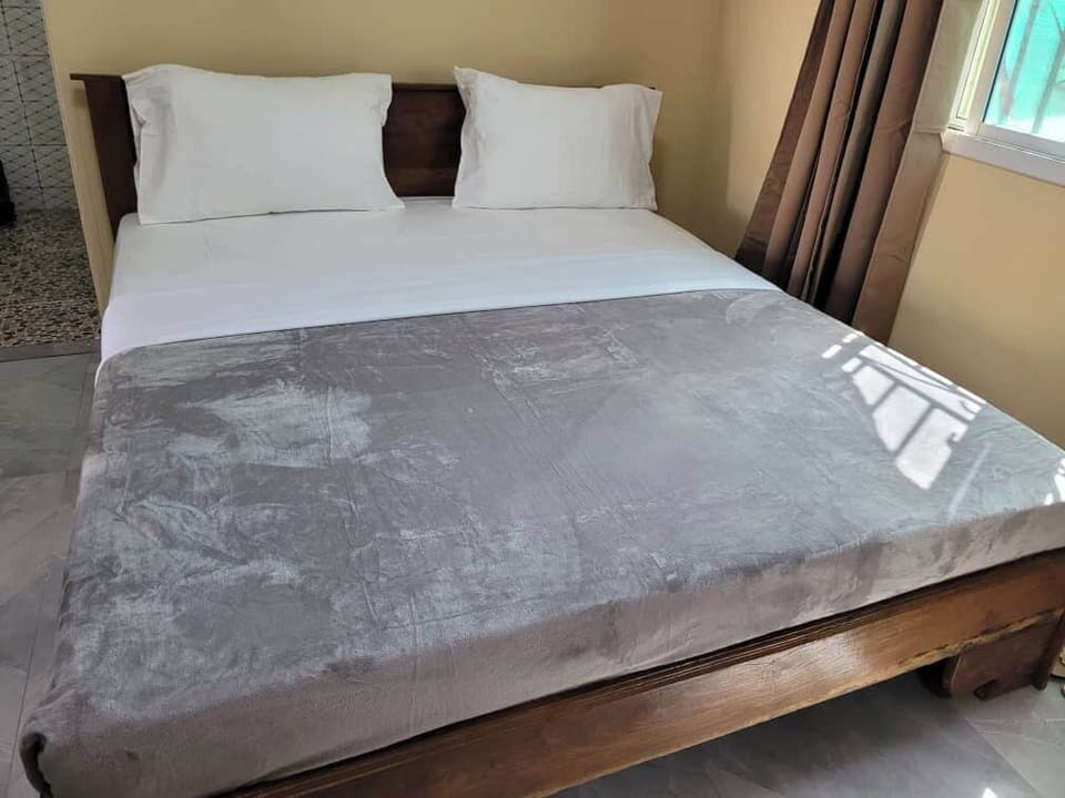 Standard Double Room, 1 King Bed, Smoking, Garden View | Laptop workspace, free WiFi, bed sheets
