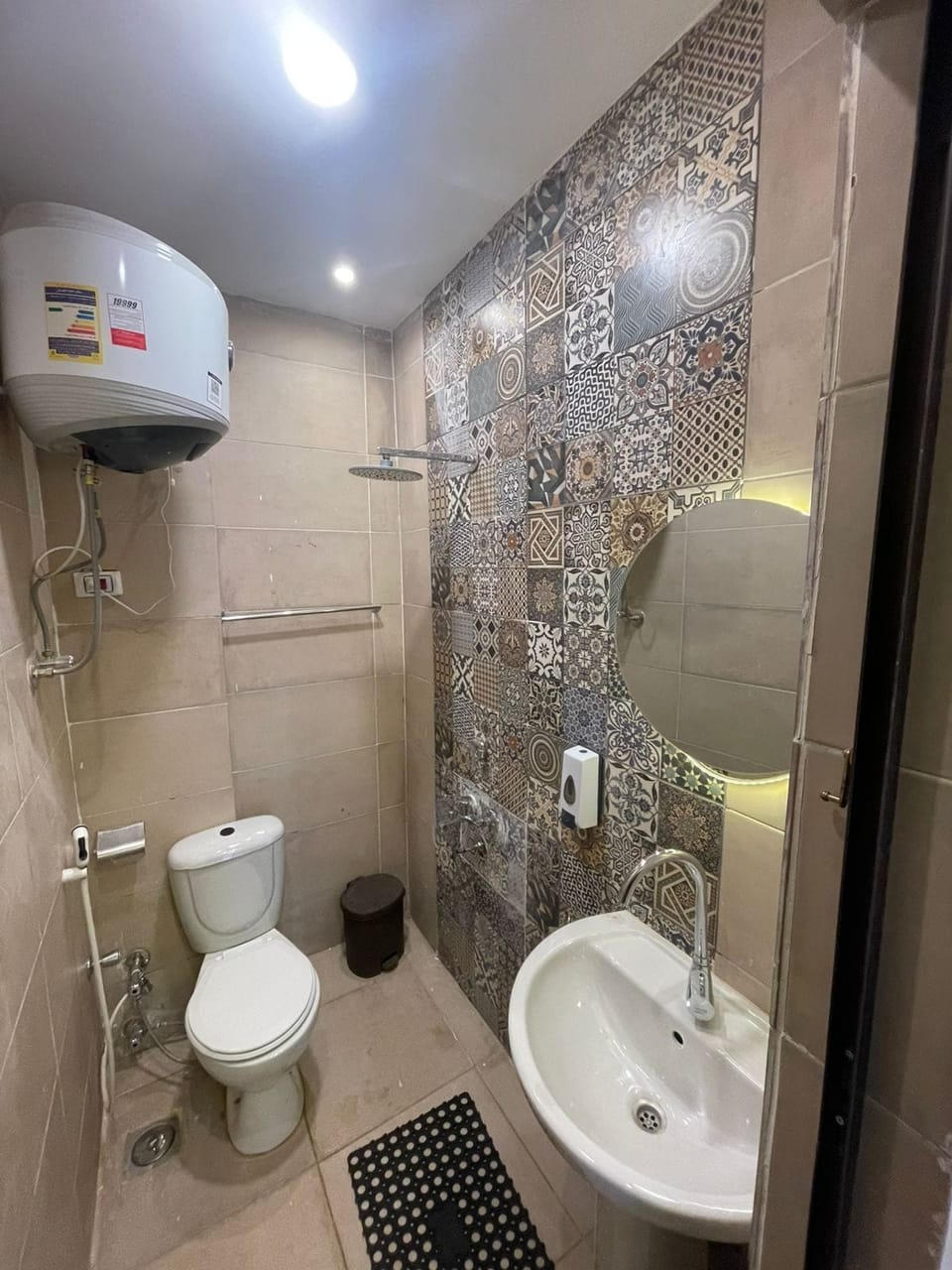 Superior Triple Room, City View | Bathroom | Hair dryer, bathrobes, slippers, bidet
