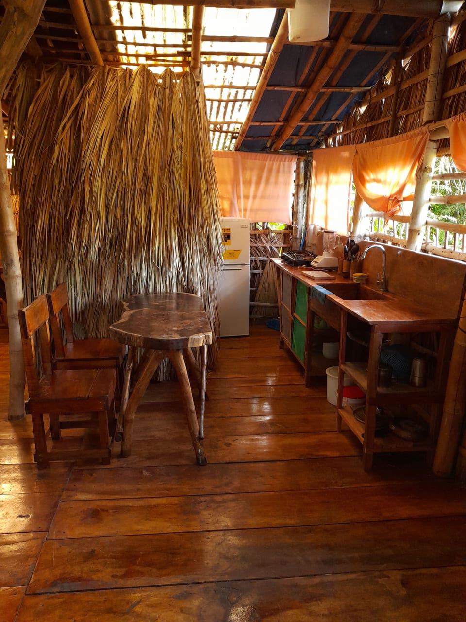 Tree House | Private kitchen | Full-size fridge, stovetop, cookware/dishes/utensils
