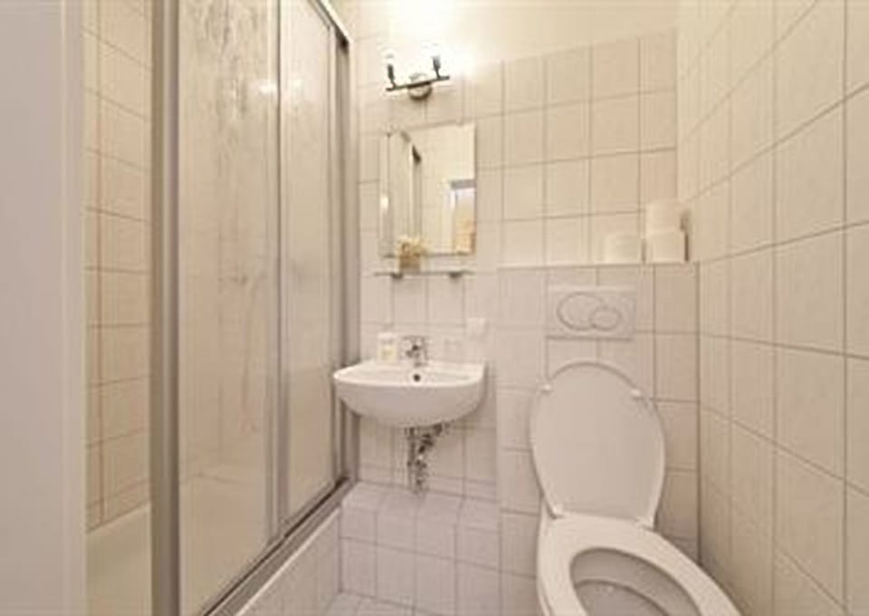 Shower, free toiletries, towels