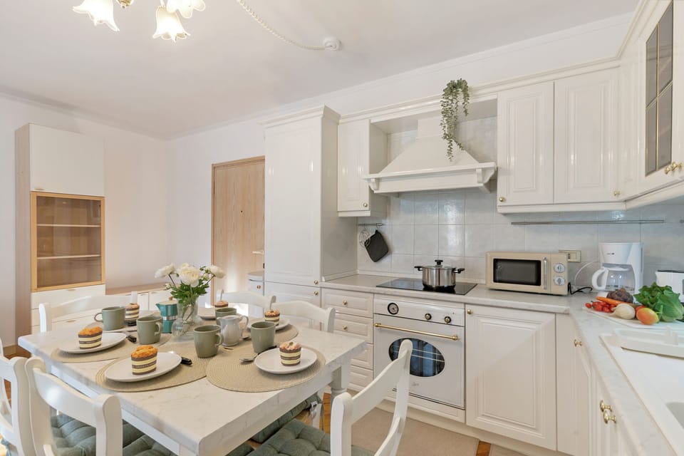 Family Apartment, Multiple Bedrooms (Riva's Garden Home) | Private kitchen | Fridge, microwave, oven, stovetop