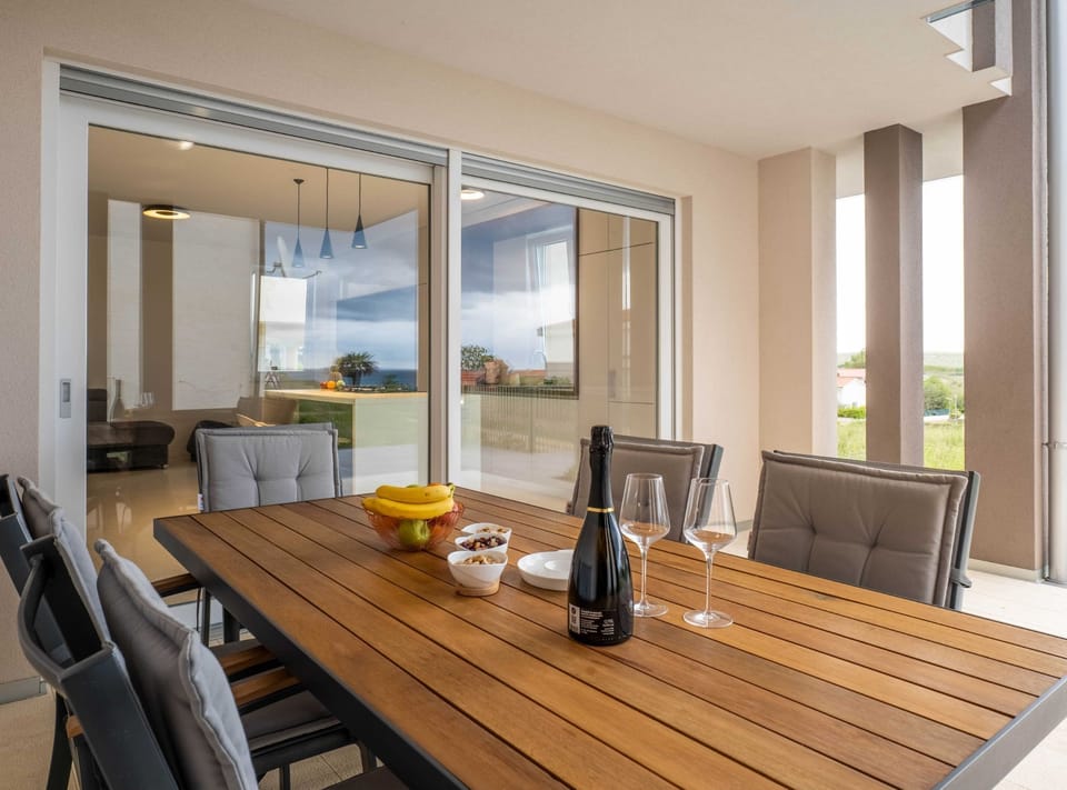 Apartment (Three Bedroom Apartment with Sea View) | Dining room