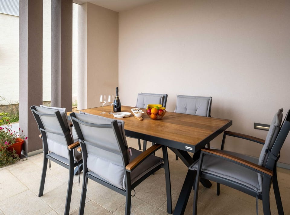Apartment (Three Bedroom Apartment with Sea View) | Dining room