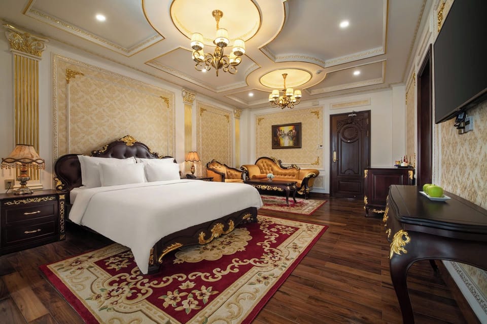 Suite Balcony (305, 405) | In-room safe, individually decorated, individually furnished, free WiFi