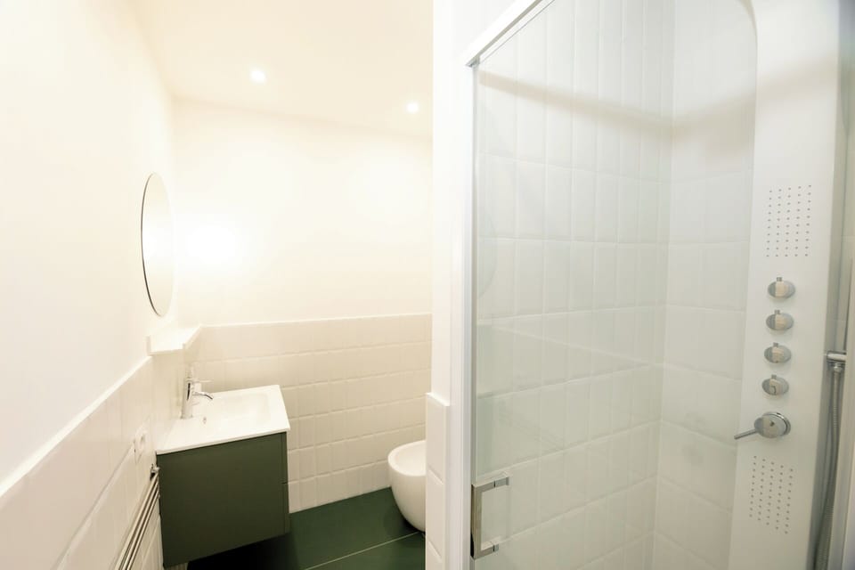 Deluxe Studio Suite, 1 Queen Bed, Non Smoking, Jetted Tub | Bathroom | Hair dryer, bidet, towels, toilet paper