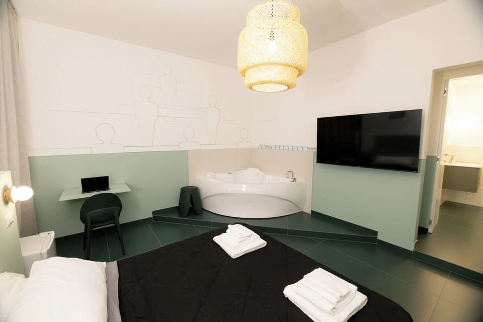 Deluxe Studio Suite, 1 Queen Bed, Non Smoking, Jetted Tub | Individually decorated, desk, laptop workspace, soundproofing