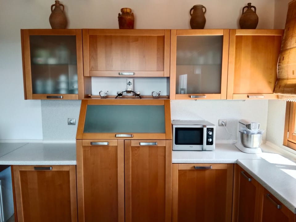 House | 4 bedrooms, desk