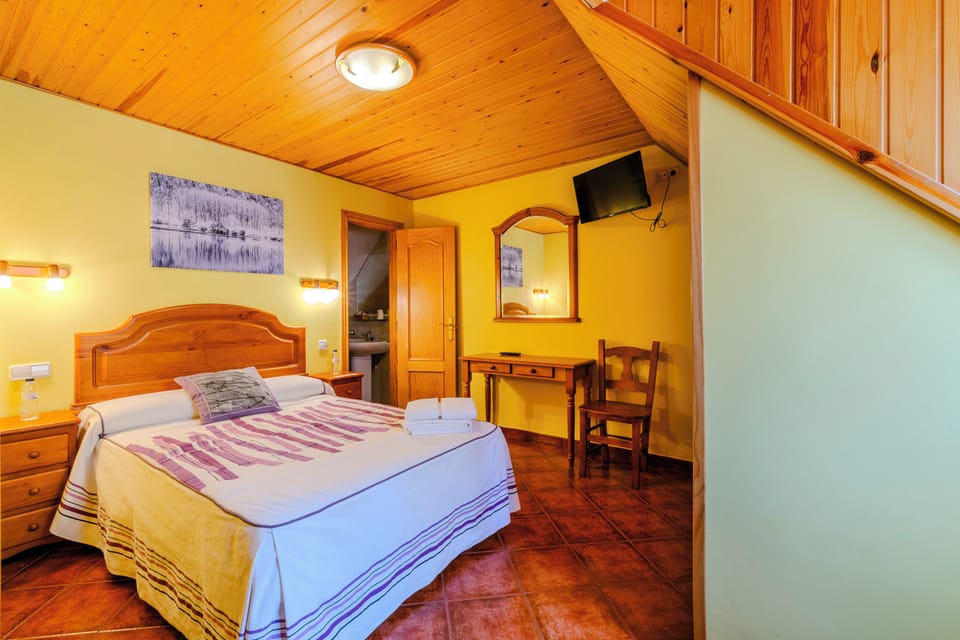 Standard Double Room, Mountain View | Desk, free WiFi