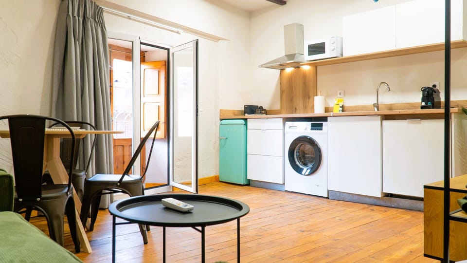 Studio | Private kitchen | Fridge, microwave, stovetop, coffee/tea maker