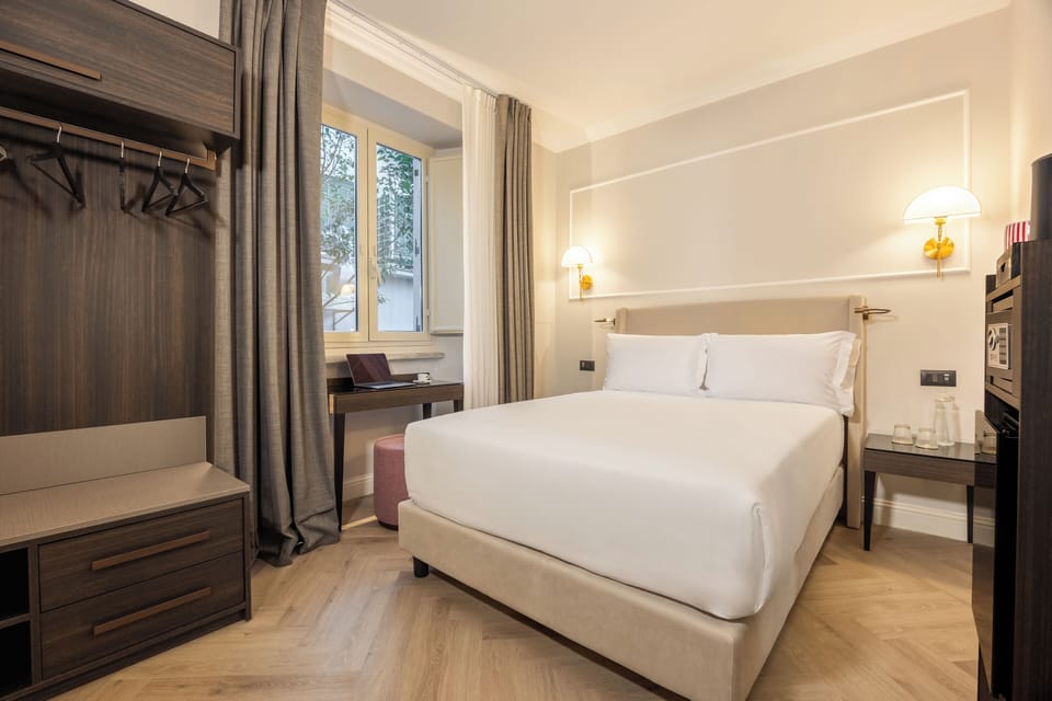 Business Room | Down comforters, minibar, in-room safe, desk