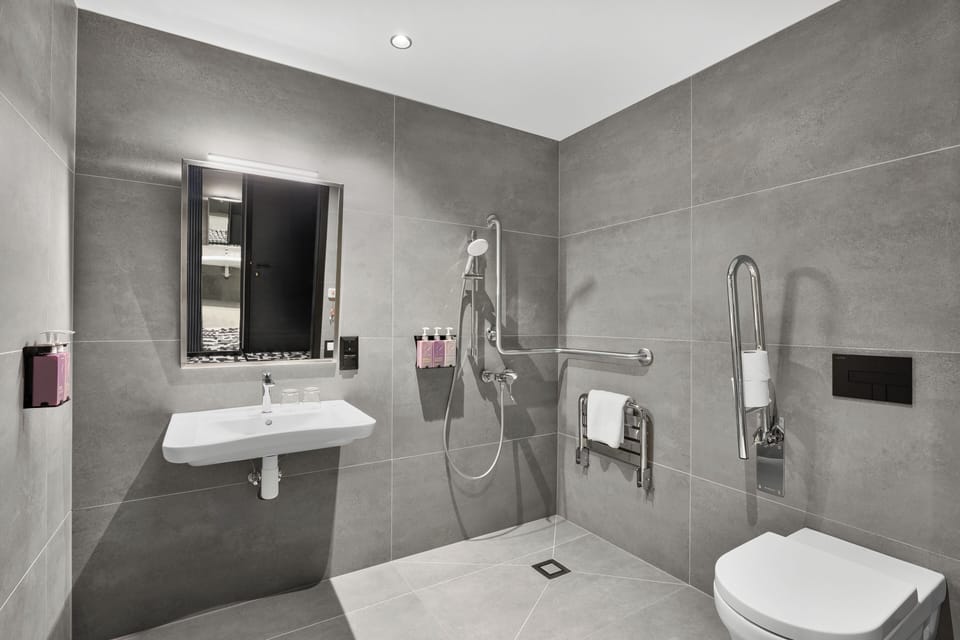TRIBE ESSENTIAL Accessible | Bathroom | Rainfall showerhead, hair dryer, towels, soap