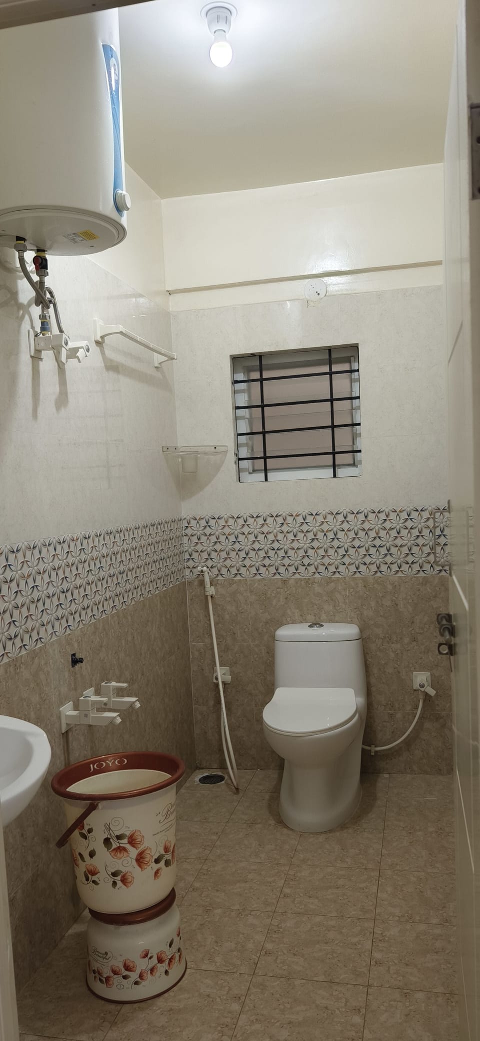 Standard Suite, Multiple Beds, Balcony | Bathroom | Bathtub, towels, soap, shampoo