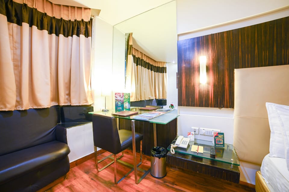 Classic Room, 1 Bedroom, Non Smoking | Living area | TV