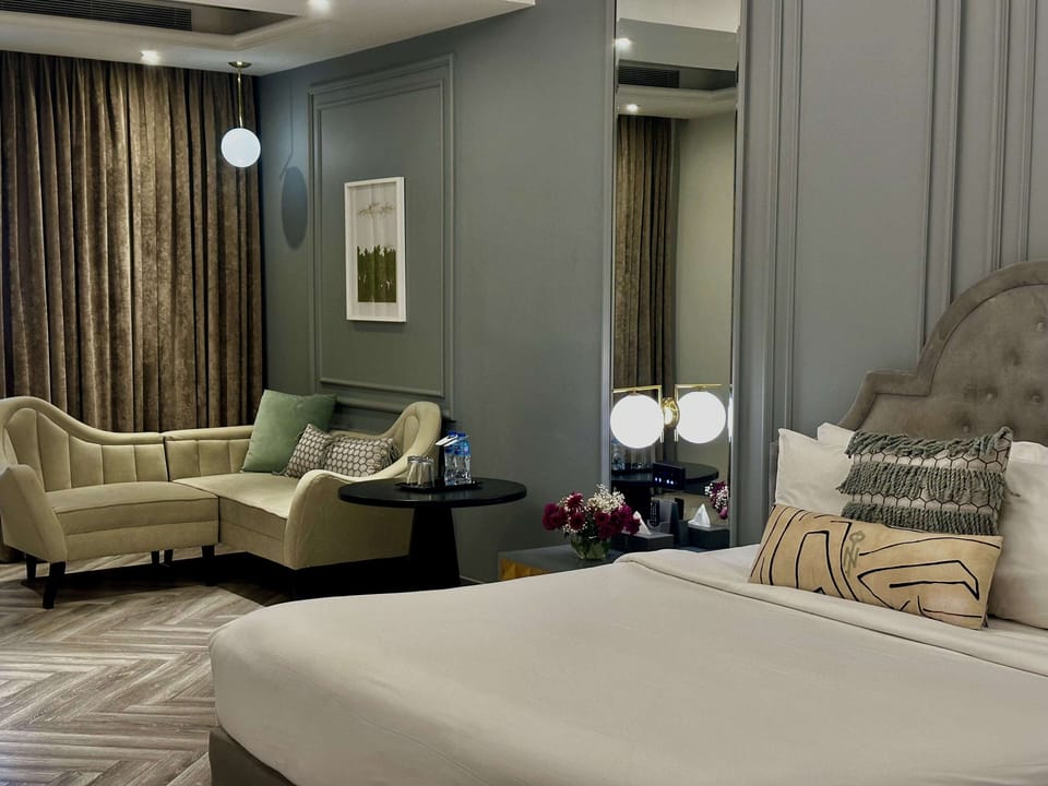 Premium Room, 1 King Bed | Minibar, in-room safe, laptop workspace, blackout drapes