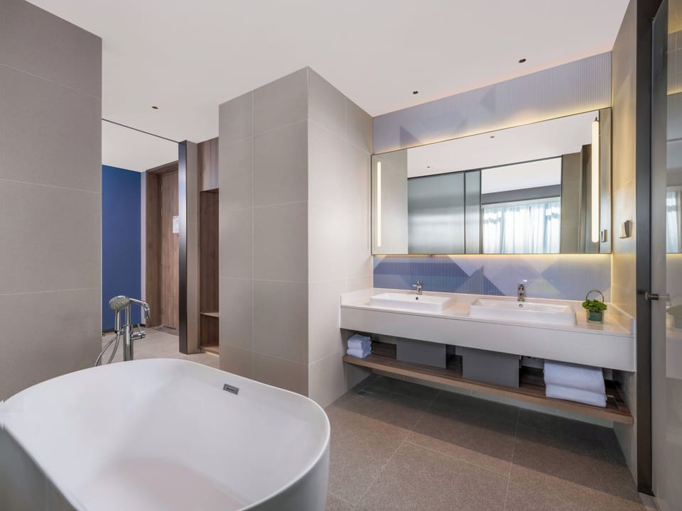 Suite, 1 King Bed, Bathtub | Premium bedding, down comforters, blackout drapes, soundproofing