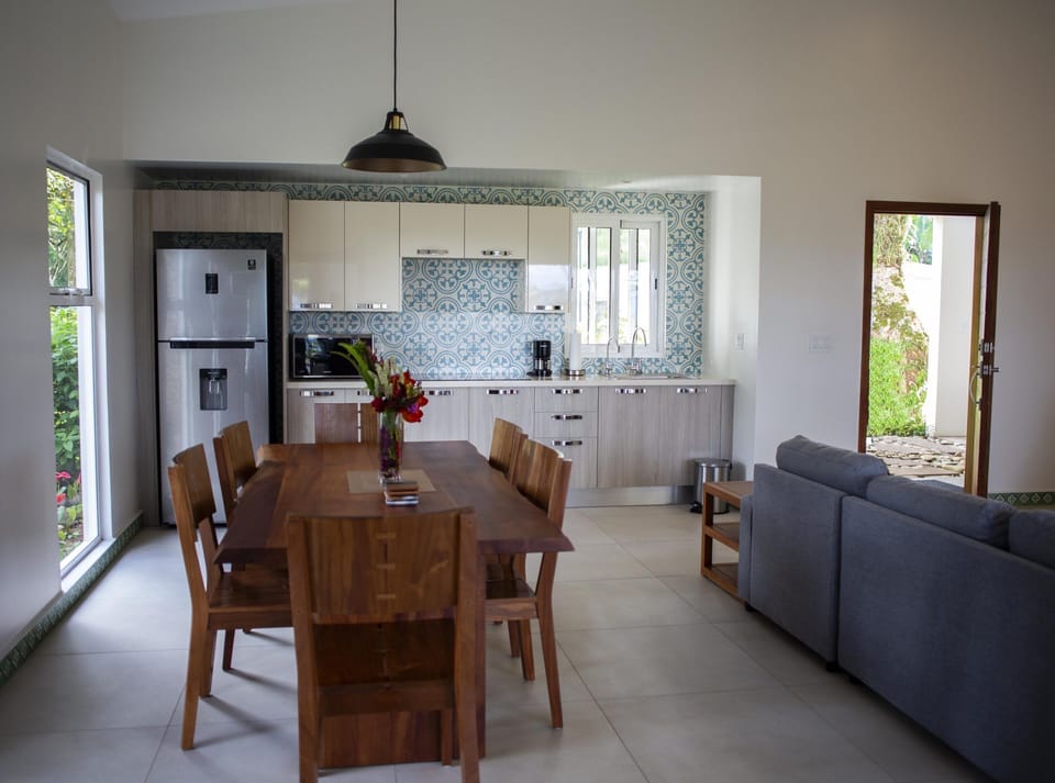 Full-size fridge, microwave, stovetop, highchair