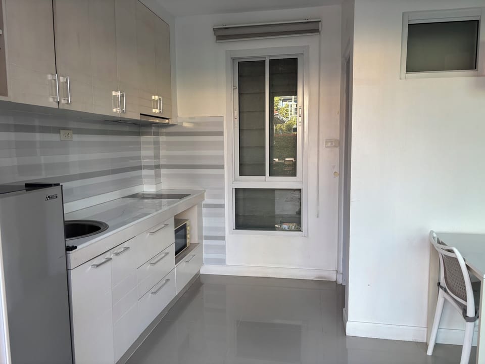 Full-size fridge, microwave, oven, stovetop
