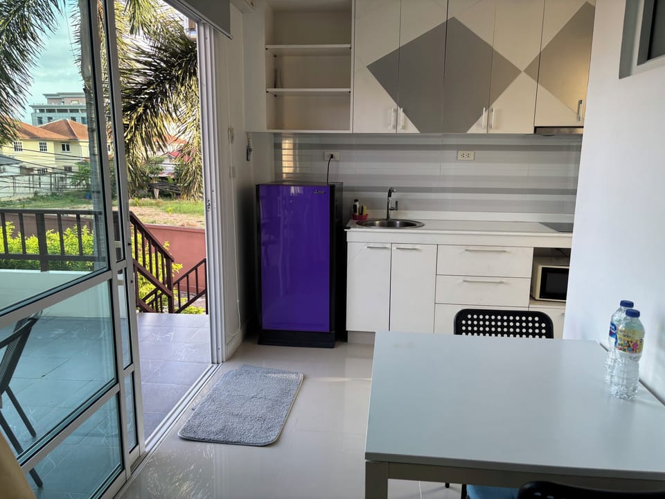 Full-size fridge, microwave, oven, stovetop