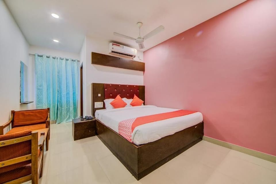 Deluxe Room, City View | Laptop workspace, free WiFi