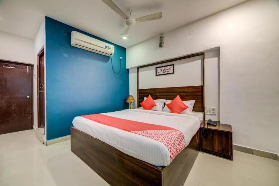 Deluxe Room, City View | Laptop workspace, free WiFi