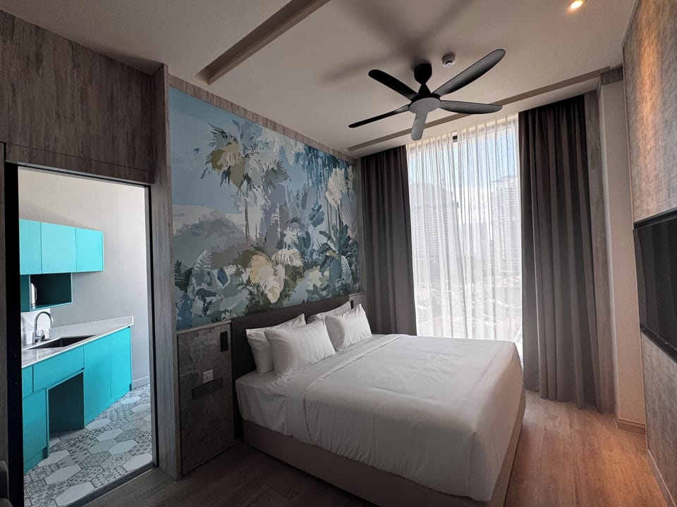 Deluxe Room, 1 King Bed, City View | Premium bedding, in-room safe, desk, laptop workspace