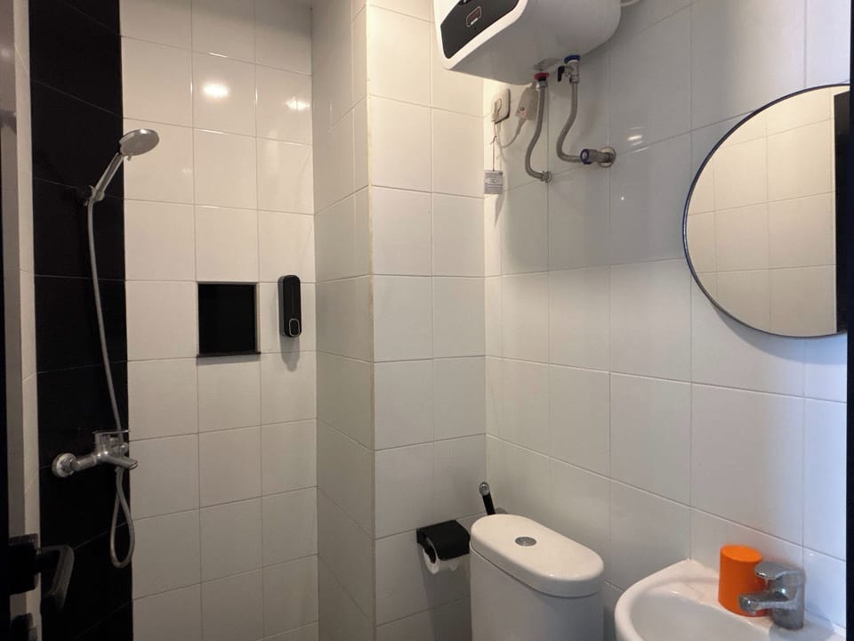 Double Room | Bathroom | Shower, rainfall showerhead, free toiletries, hair dryer