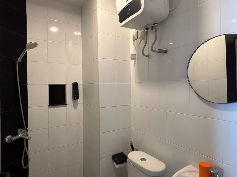 Double Room | Bathroom | Shower, rainfall showerhead, free toiletries, hair dryer