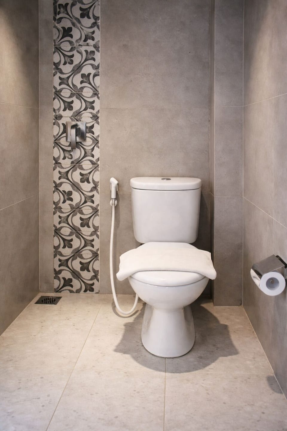 Shower, bidet, towels