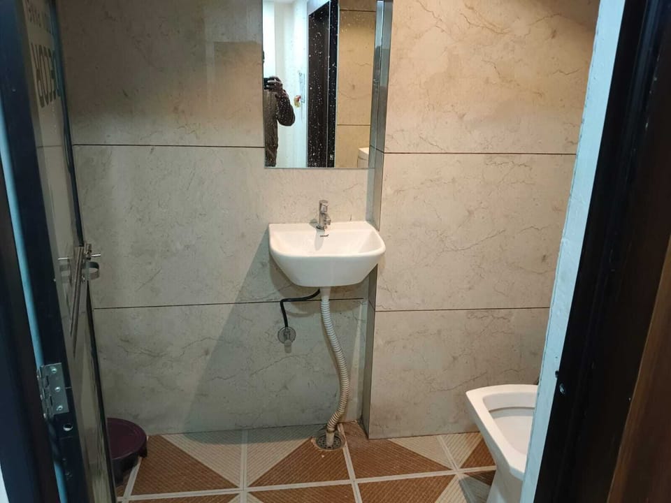 Deluxe Room | Bathroom | Shower, free toiletries, towels, soap