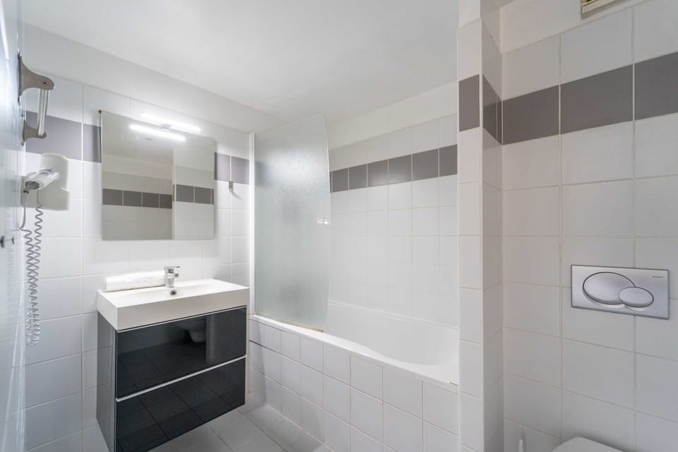 Apartment | Bathroom | Hair dryer, towels, shampoo