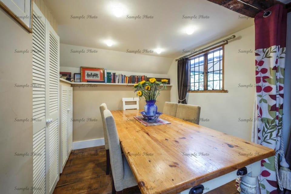 500 yr old Cottage With Historic Park at the Gate Cottage in Maidstone