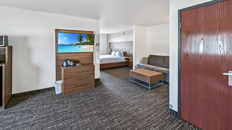 Deluxe Studio Suite | Desk, iron/ironing board, free WiFi, bed sheets