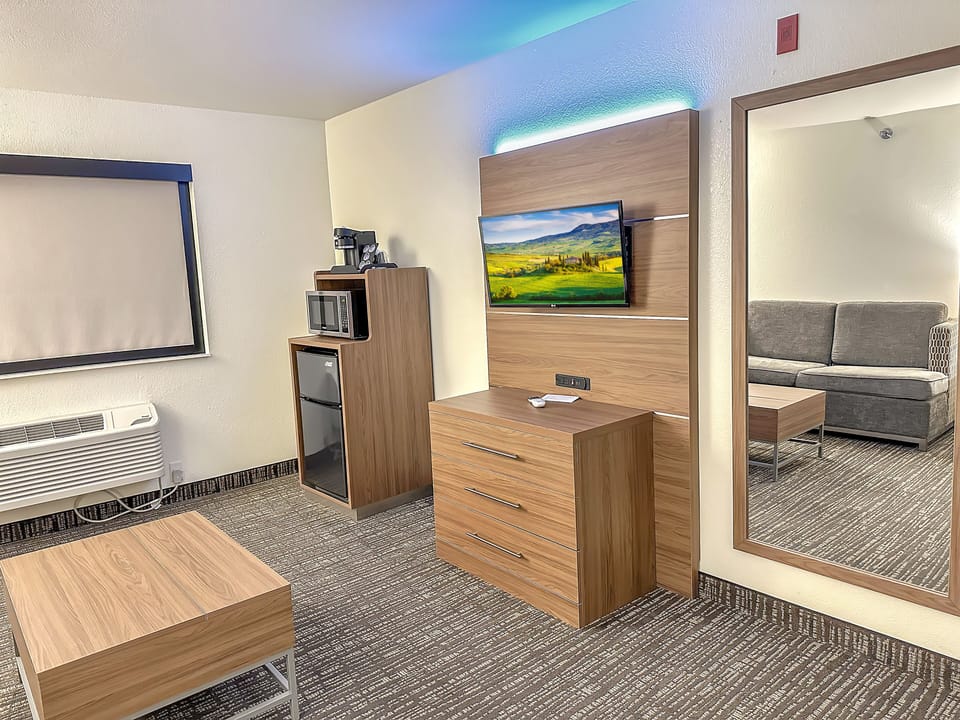 Deluxe Suite | Desk, iron/ironing board, free WiFi, bed sheets