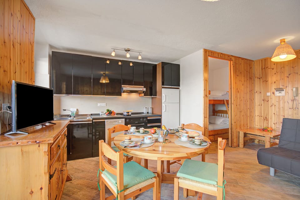 Family Apartment, Multiple Bedrooms (Appartamento Bellevue Richardette) | Private kitchen | Fridge, stovetop, dishwasher, cookware/dishes/utensils