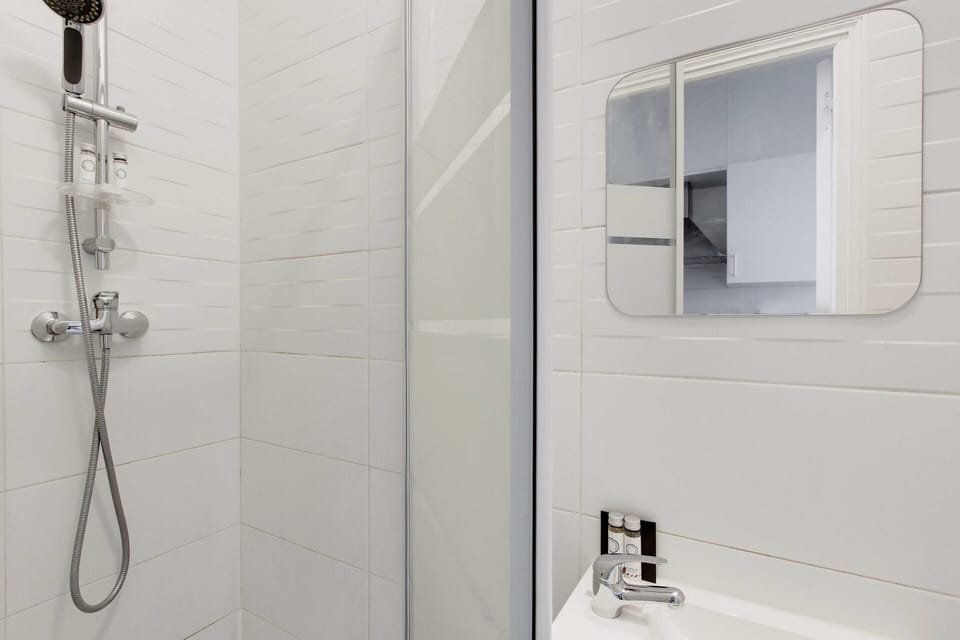 Apartment | Bathroom | Towels, toilet paper