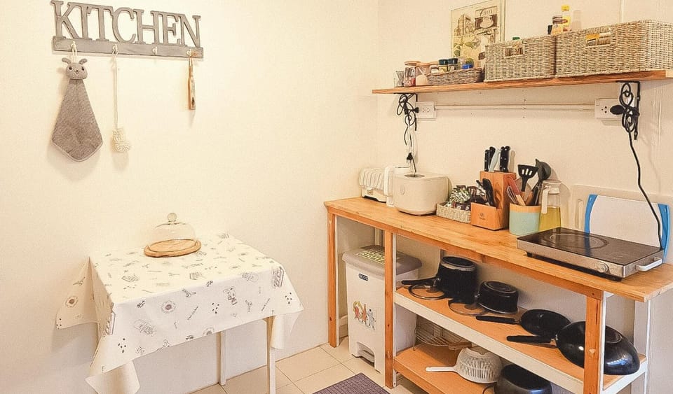 Double Room | Shared kitchen | Fridge, microwave, stovetop, cookware/dishes/utensils