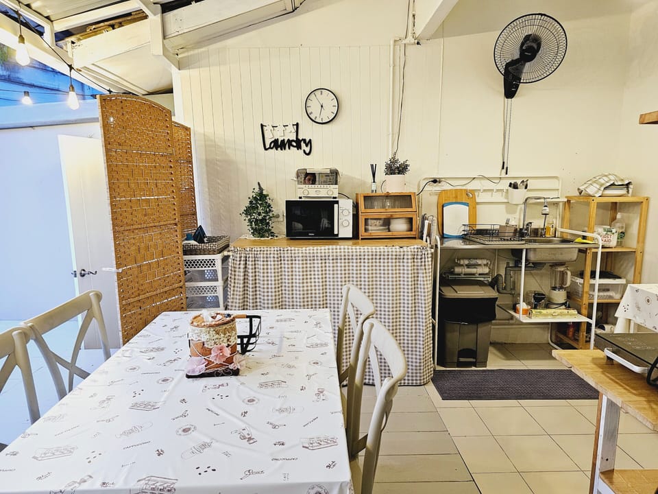 Double Room | Shared kitchen | Fridge, microwave, stovetop, cookware/dishes/utensils
