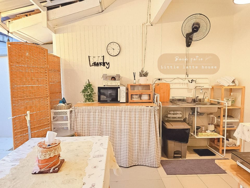 Double Room | Shared kitchen | Fridge, microwave, stovetop, cookware/dishes/utensils