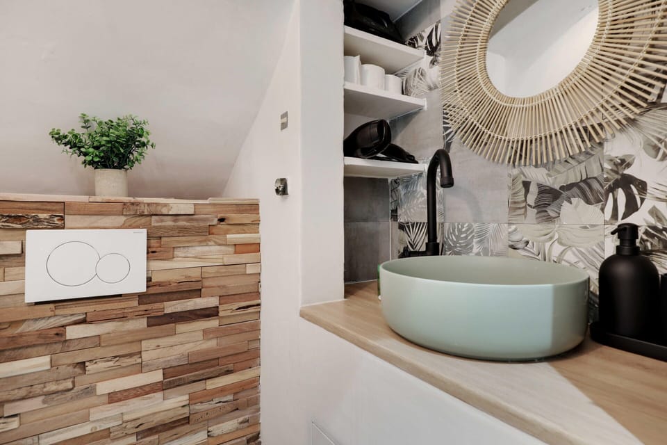 Apartment | Bathroom | Hair dryer, towels