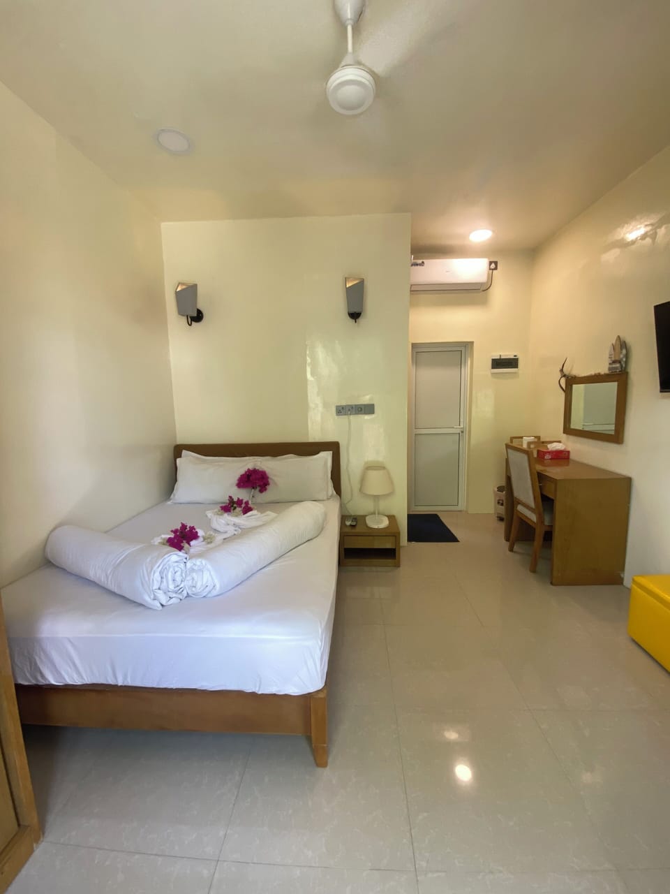 Deluxe Twin Room, 1 Queen Bed, Courtyard View | In-room safe, desk, laptop workspace, iron/ironing board
