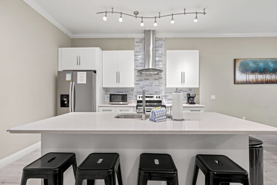 Luxury House, Multiple Beds, Pool Access, Pool View (3919 Ocean View Dr Unit C) | Private kitchen | Fridge, microwave, oven, stovetop