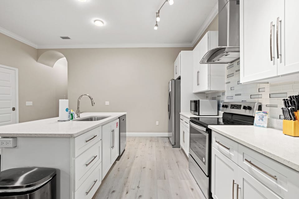 Luxury House, Multiple Beds, Pool Access, Pool View (3919 Ocean View Dr Unit C) | Private kitchen | Fridge, microwave, oven, stovetop