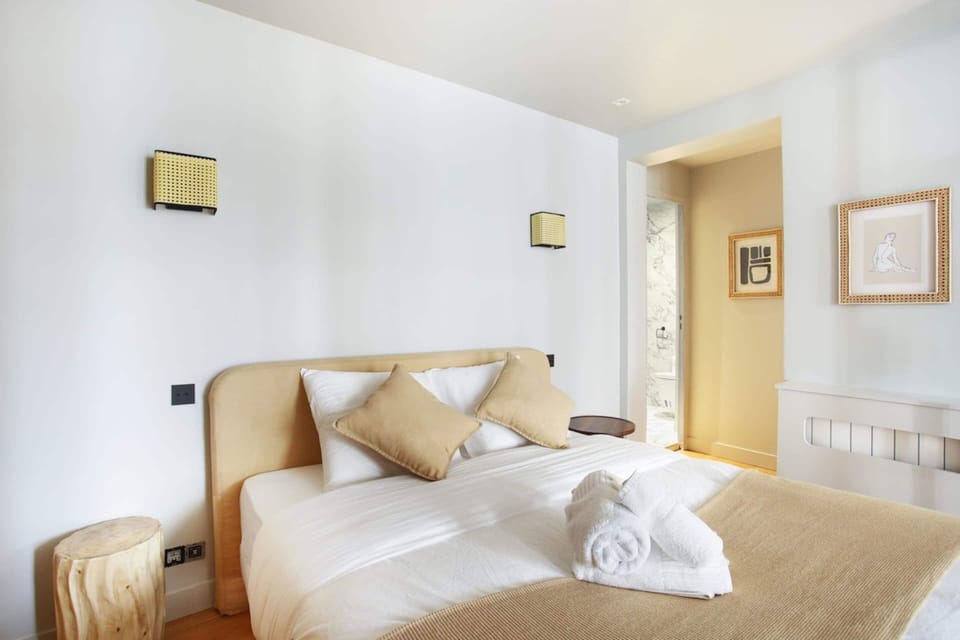 Apartment | Laptop workspace, iron/ironing board, bed sheets