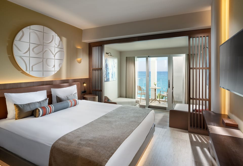 Deluxe Large Sea View | Premium bedding, minibar, in-room safe, desk