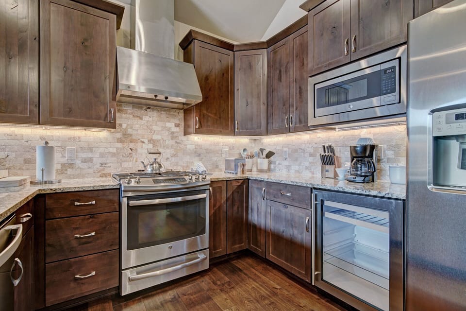 Condo, 3 Bedrooms | Private kitchen | Fridge, oven, toaster