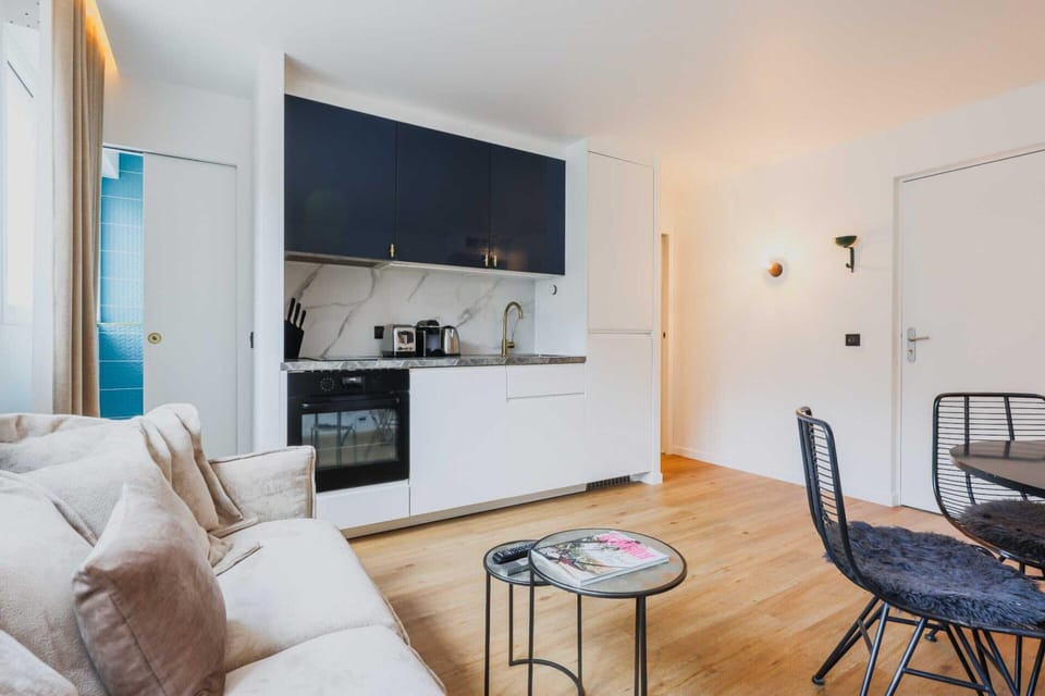 Apartment | Private kitchen | Fridge, microwave, oven, stovetop