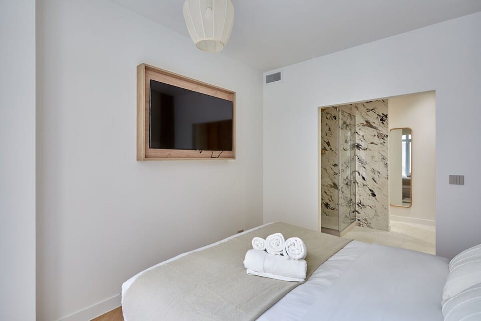 Apartment | Laptop workspace, iron/ironing board, bed sheets
