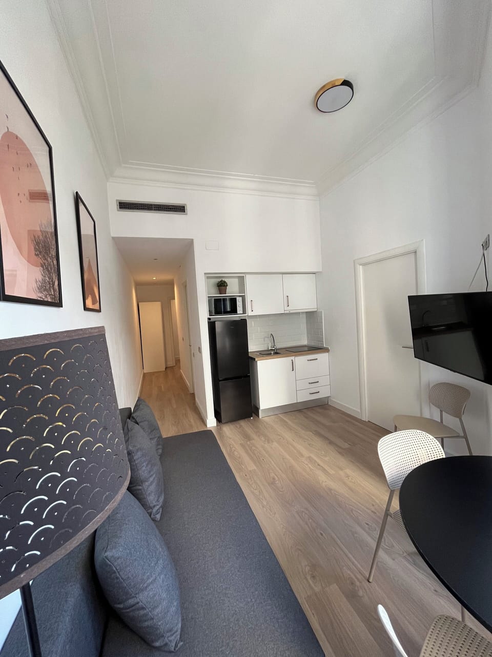 Apartment, 3 Bedrooms | Living area | 32-inch TV with satellite channels, streaming services