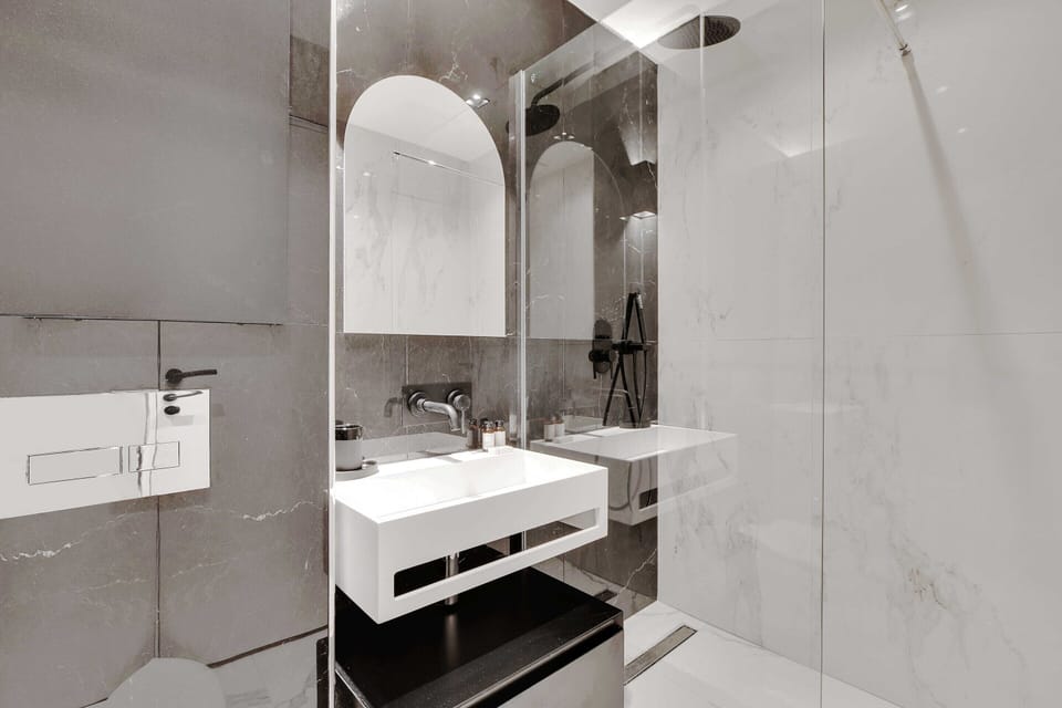 Apartment | Bathroom | Hair dryer, towels, shampoo