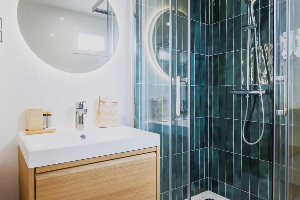 Apartment | Bathroom | Hair dryer, towels, shampoo